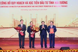 Thủ tướng Phạm Minh Chính trao Quyết định công bố Quy hoạch tỉnh Hải Dương cho lãnh đạo tỉnh Hải Dương. (Ảnh: Dương Giang/TTXVN)