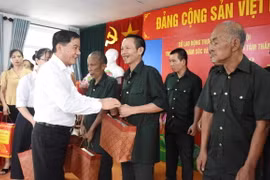 Chủ nhiệm Ủy ban Kiểm tra Trung ương Trần Cẩm Tú trao quà cho các thương binh, bệnh binh nặng ở Thái Bình. (Ảnh: Thế Duyệt/TTXVN)