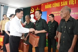 Chủ nhiệm Ủy ban Kiểm tra Trung ương Trần Cẩm Tú trao quà cho các thương binh, bệnh binh nặng ở Thái Bình. (Ảnh: Thế Duyệt/TTXVN)
