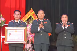 Thượng tướng Phùng Sĩ Tấn, Phó Tổng Tham mưu trưởng Quân đội Nhân dân Việt Nam trao Huân chương Bảo vệ Tổ quốc hạng Ba cho Trung tâm hành động bom mìn Quốc gia Việt Nam. (Ảnh: Trọng Đức/TTXVN)
