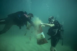 Các thợ lặn thu thập rác thải nhựa ở ngoài khơi bờ biển đảo Goree, Senegal. (Ảnh: AFP/TTXVN)