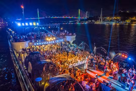 Show biểu diễn âm nhạc trên các tàu du lịch về đêm hấp dẫn du khách ở Quảng Ninh. (Nguồn: Cổng Thông tin Điện tử tỉnh Quảng Ninh)