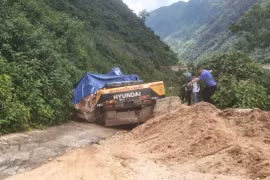 Lực lượng chức năng có mặt tại hiện trường để chỉ đạo công tác khắc phục vụ sạt lở ở Lai Châu. (Ảnh: TTXVN phát)