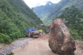 Hiện trường vụ sạt lở, đá rơi khiến người lái máy xúc tử vong ở Lai Châu. (Ảnh: TTXVN phát)