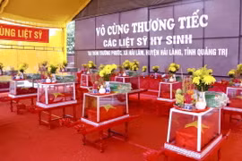 Lễ truy điệu và an táng 12 hài cốt liệt sỹ tại Nghĩa trang Liệt sỹ huyện Hải Lăng. (Ảnh: Nguyên Linh/TTXVN)