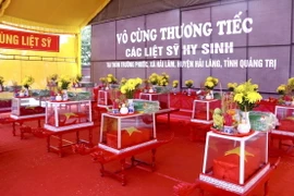 Lễ truy điệu và an táng 12 hài cốt liệt sỹ tại Nghĩa trang Liệt sỹ huyện Hải Lăng. (Ảnh: Nguyên Linh/TTXVN)