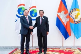 Chủ tịch Quốc hội Trần Thanh Mẫn chào xã giao Samdech Techo Hun Sen, Chủ tịch Đảng Nhân dân Campuchia, Chủ tịch danh dự Hội nghị ICAPP lần thứ 12. (Ảnh: Doãn Tấn/TTXVN)