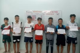 Nhóm thanh thiếu niên ném đá vào ôtô lưu thông trên cao tốc Cam Lâm-Vĩnh Hảo bị tạm giữ tại cơ quan công an. (Nguồn: Cơ quan Công an)