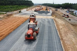 Cấp phối đá dăm tại cao tốc Biên Hòa-Vũng Tàu. (Ảnh: Công Phong/TTXVN)