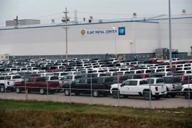 Xe ôtô của hãng General Motors chờ xuất xưởng tại Flint, bang Michigan, Mỹ. (Ảnh: AFP/TTXVN)