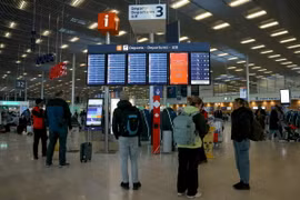 Hành khách đợi chờ tại sân bay Orly ở ngoại ô Paris, Pháp khi các chuyến bay bị hủy do đình công ngày 25/4/2024. (Ảnh: AFP/TTXVN)
