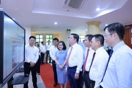 Ông Nguyễn Trọng Nghĩa, Uỷ viên Bộ Chính trị, Bí thư Trung ương Đảng, Trưởng Ban Tuyên giáo Trung ương và các đại biểu tham quan triển lãm ảo "Ban Tuyên giáo Trung ương: Dấu ấn tinh thần chủ động - nhạy bén - sáng tạo" do Thông tấn xã Việt Nam thực hiện. (Ảnh: Phương Hoa/TTXVN)