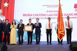 Báo VietNamNet đón nhận Huân chương Lao động hạng Nhất nhân kỷ niệm 25 năm thành lập. 