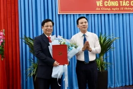 Ông Đỗ Trọng Hưng, Phó trưởng Ban Tổ chức Trung ương trao quyết định điều động, phân công, chỉ định cán bộ của Bộ Chính trị cho ông Hồ Văn Mừng. (Ảnh: Thanh Sang/TTXVN)