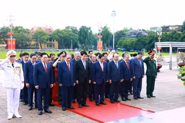 Đoàn đại biểu lãnh đạo, nguyên lãnh đạo Đảng, Nhà nước đặt vòng hoa và vào Lăng viếng Chủ tịch Hồ Chí Minh. (Ảnh: Dương Giang/TTXVN)