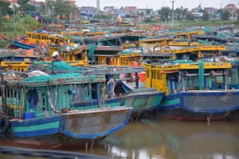 Tàu thuyền neo đậu trên bến cá xã Giao Hải, huyện Giao Thuỷ, tỉnh Nam Định. (Ảnh: Công Luật/TTXVN)