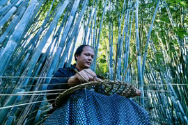 Người dân ở xóm Hoàng Diệu, xã Tự Do (Quảng Hòa, Cao Bằng) đan nón lá. (Ảnh: Chu Hiệu/TTXVN)