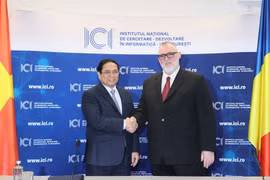 Thủ tướng Phạm Minh Chính và ông Adrian Victor Vevera, Tổng Giám đốc Viện Nghiên cứu và Phát triển Tin học Quốc gia. (Ảnh: Dương Giang/TTXVN)