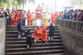 Các cụ cao niên lấy nước tại Giếng Ngọc để rước về Đền Vua Bà trong lễ hội làng Diềm. (Ảnh: Thanh Thương/TTXVN)