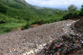 Rác thải bị ủn lấp xuống khe núi không được xử lý. (Ảnh: Thanh Hải/TTXVN)