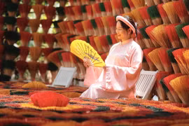 Đến nay, nơi đây không chỉ là làng nghề truyền thống nổi tiếng của cố đô Huế mà còn là địa điểm du lịch hấp dẫn đối với du khách trong và ngoài nước. (Ảnh: Minh Quyết/TTXVN)