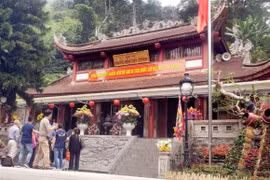 Khách du lịch tới tham quan, chiêm bái đền thờ Quốc mẫu Tây Thiên tại huyện Tam Đảo. (Ảnh: Hoàng Hùng/TTXVN)