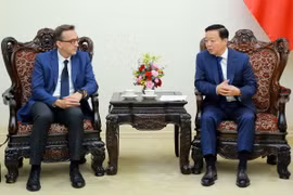 Phó Thủ tướng Trần Hồng Hà tiếp ông Mathieu Friedberg, Phó Chủ tịch cấp cao cấp Tập đoàn Vận tải biển và Logistic CMA-CGM của Pháp. (Ảnh: TTXVN phát)