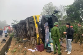 Quảng Trị: Lật xe khách ở huyện Vĩnh Linh, 13 người bị thương