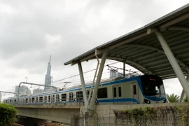 Đoàn tàu đầu tiên của tuyến Metro số 1 (Bến Thành-Suối Tiên) chạy thử nghiệm. (Ảnh: Thanh Vũ/TTXVN)