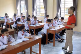 Giờ học của thầy và trò Trường Tiểu học và Trung học cơ sở xã Hòa Bình (huyện Vũ Thư, tỉnh Thái Bình). (Ảnh: Thế Duyệt/TTXVN)