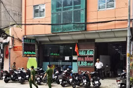 Các lực lượng chức năng kiểm tra Mái ấm Hoa Hồng tại L52 Tô Ký, Phường Trung Mỹ Tây, Quận 12 (Thành phố Hồ Chí Minh) vào sáng 4/9. (Ảnh: TTXVN phát)
