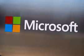 Biểu tượng Microsoft bên ngoài tòa nhà văn phòng ở Chevy Chase, Maryland, Mỹ. (Ảnh: AFP/TTXVN)
