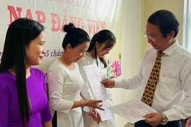 Kết nạp Đảng viên mới trong doanh nghiệp. (Ảnh: TTXVN phát)