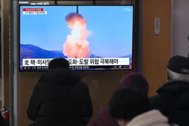 Người dân tại Seoul, Hàn Quốc theo dõi bản tin truyền hình về vụ phóng tên lửa của Triều Tiên ngày 14/1/2024. (Ảnh: AFP/TTXVN)