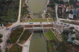 Cống Xuân Quang là công trình đầu tiên của Hệ thống thủy lợi Bắc Hưng Hải ở xã Xuân Quang, huyện Văn Giang, Hưng Yên nhìn từ trên cao. (Ảnh: Vũ Sinh/TTXVN)