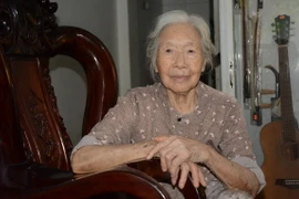 Bà Vương Thị Xuân Vy (sinh năm 1933, nguyên quán ở huyện Đông Sơn, tỉnh Thanh Hóa) hiện đang sinh sống ở quận Thanh Khê, thành phố Đà Nẵng từng tham gia vận chuyển lương thực trong chiến dịch Điện Biên Phủ. (Ảnh: Văn Dũng/TTXVN)