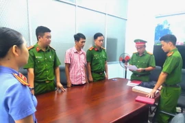 Cơ quan điều tra tống đạt các thủ tục tố tụng với bị can Trần Đăng Đức. (Nguồn: Cơ quan Công an)