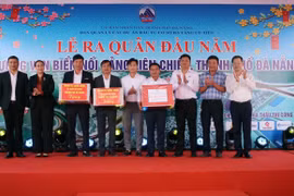 Bí thư Thành uỷ Đà Nẵng Nguyễn Văn Quảng và lãnh đạo thành phố tặng quà các đơn vị thi công công trình đường ven biển nối cảng Liên Chiểu. (Ảnh: Trần Lê Lâm/TTXVN)
