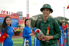 Thanh niên quận Thanh Khê (thành phố Đà Nẵng) hăng hái, phấn khởi lên đường nhập ngũ. (Ảnh: Quốc Dũng/TTXVN)