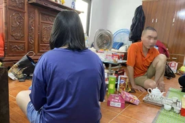 Cháu L và bố tại nhà riêng. (Ảnh TTXVN phát)