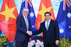 Thủ tướng Phạm Minh Chính và Thủ tướng Australia Anthony Albanese chụp ảnh chung trong buổi hội đàm ngày 4/6/2023. (Ảnh: Dương Giang/TTXVN)