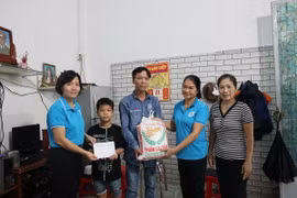 Hội Liên hiệp Phụ nữ phường Thắng Nhì trao tiền hỗ trợ của "Mẹ đỡ đầu" và gạo từ nhà hảo tâm cho em Đoàn Hoàng Hùng, học sinh trường Tiểu học Nguyễn Thái Học (thành phố Vũng Tàu), mồ côi mẹ. (Ảnh: Hoàng Nhị/ TTXVN)