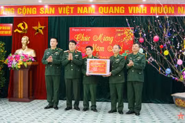 Đại tướng Lương Cường trao quà của Quân ủy Trung ương, Bộ Quốc phòng tặng Đồn Biên phòng Cửa khẩu Quốc tế Thanh Thủy. (Nguồn: Báo Quân đội Nhân dân)