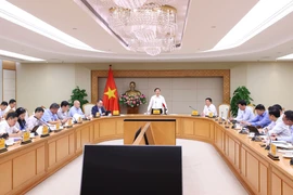 Phó Thủ tướng Trần Hồng Hà chủ trì cuộc họp về Dự thảo Nghị định quy định cơ chế, chính sách khuyến khích phát triển điện mặt trời áp mái. (Ảnh: Văn Điệp/TTXVN)