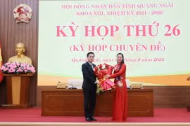 Bí thư Tỉnh ủy Quảng Ngãi Bùi Thị Quỳnh Vân tặng hoa tân Chủ tịch Ủy ban Nhân dân tỉnh Nguyễn Hoàng Giang (trái). (Ảnh: Phạm Cường/TTXVN)
