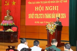 Thượng tướng Trịnh Văn Quyết, Ủy viên Trung ương Đảng, Ủy viên Thường vụ Quân ủy Trung ương, Chủ nhiệm Tổng cục Chính trị Quân đội nhân dân Việt Nam phát biểu chỉ đạo tại hội nghị. (Ảnh: Trọng Đức/TTXVN)