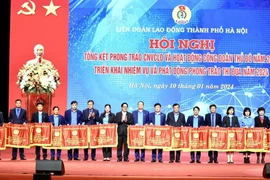 Trao tặng Cờ thi đua cho các đơn vị có thành tích công đoàn xuất sắc. (Ảnh: Minh Nghĩa/TTXVN)