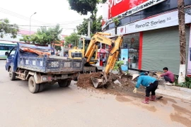 Thành phố Sơn La đã huy động nhân lực, phương tiện máy móc, nạo vét bùn đất, khơi thông đường cống phòng, chống ngập lụt, sáng 28/7. (Ảnh: Quang Quyết/- TTXVN)