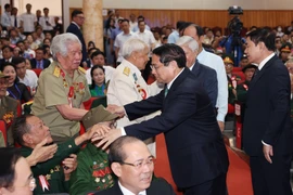 Thủ tướng Phạm Minh Chính gặp mặt, tri ân chiến sỹ Điện Biên, thanh niên xung phong, dân công hỏa tuyến. (Ảnh: Dương Giang/TTXVN)