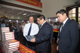 Thủ tướng Chính phủ Phạm Minh Chính, Bí thư Tỉnh ủy Điện Biên Trần Quốc Cường, Giám đốc-Tổng Biên tập Nhà xuất bản Chính trị quốc gia Sự thật Vũ Trọng Lâm cùng các đại biểu tham quan trưng bày của Nhà xuất bản tại buổi giới thiệu, ra mắt sách. (Nguồn: Báo Văn hóa)